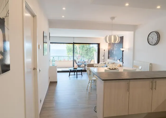 Апартаменти Seahomes Vacations - Cala Banys Seafront & Pkg