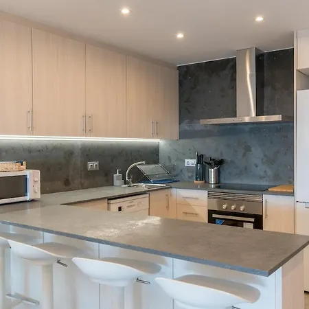 Seahomes Vacations - Cala Banys Seafront & Pkg Apartment *